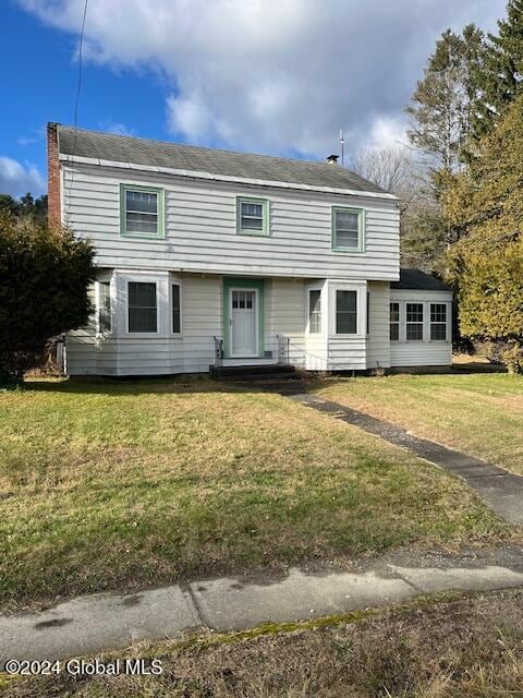 view of front of property with a front lawn