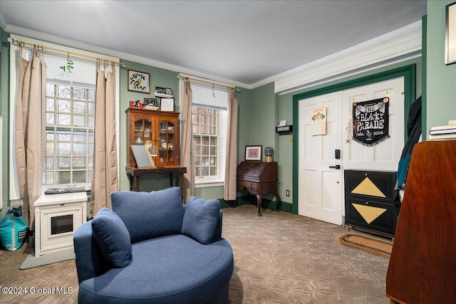 sitting room with crown molding