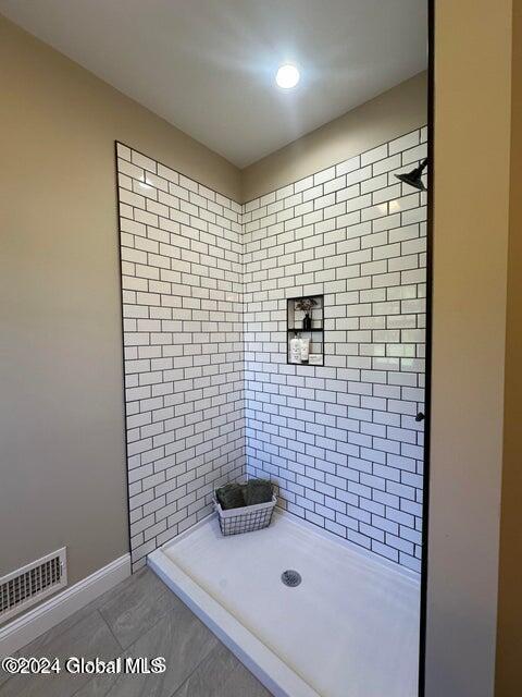 bathroom featuring a tile shower