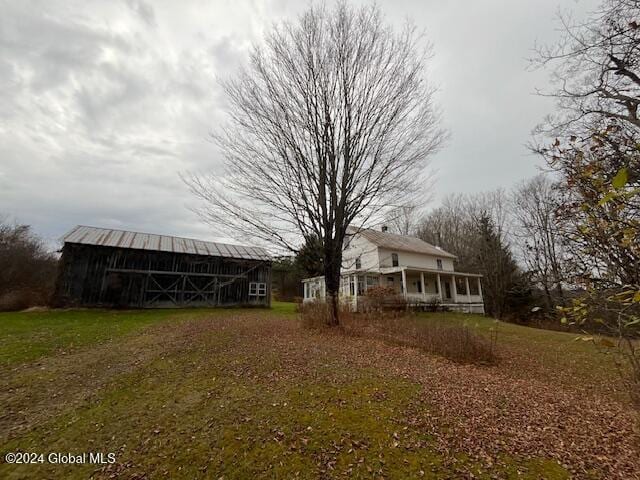 view of yard with an outbuilding