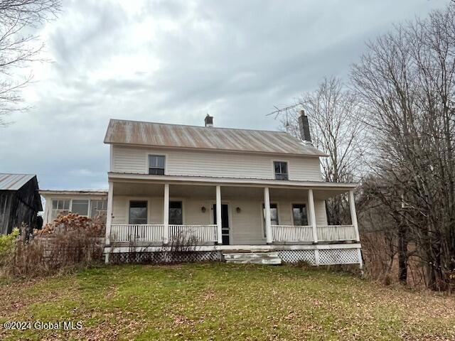 farmhouse with a front lawn