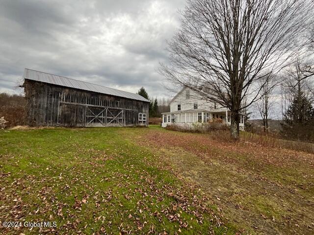 view of yard with an outbuilding