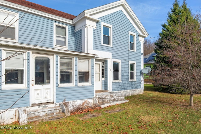 view of front of home featuring a front lawn