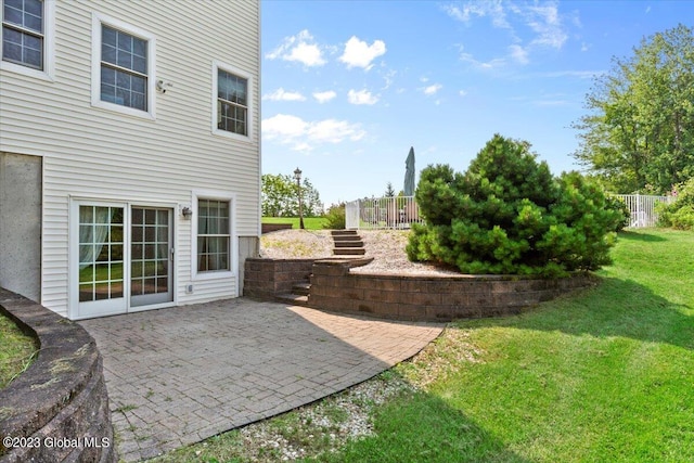 view of yard featuring a patio area