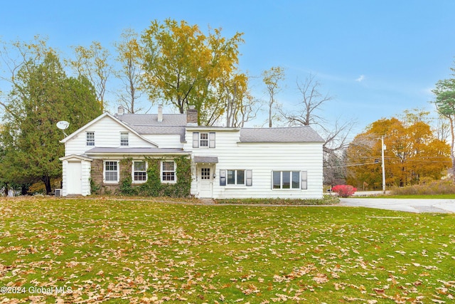 view of front facade with a front lawn