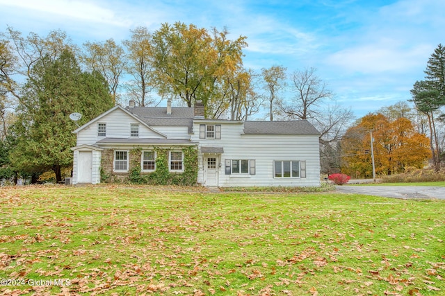 view of front of property featuring a front lawn