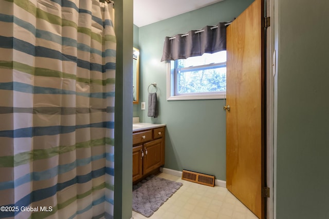 bathroom featuring a shower with shower curtain and vanity