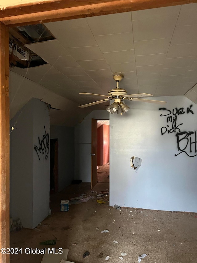 empty room featuring ceiling fan