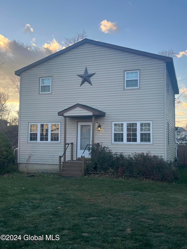 view of front of home featuring a lawn