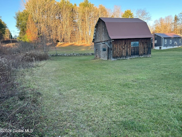 view of yard with an outdoor structure