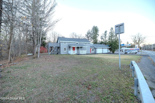 view of front of property with a front yard