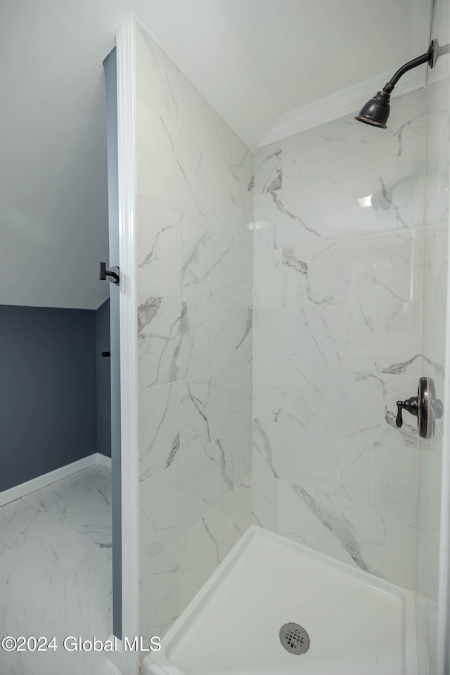 bathroom featuring tiled shower