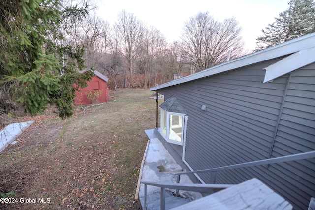 view of yard featuring a shed