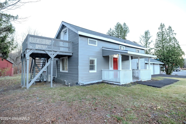 view of front of home featuring a wooden deck and a front yard