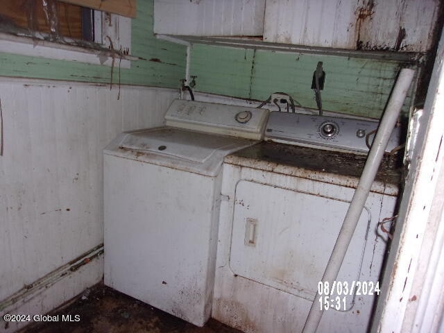 laundry room with washing machine and clothes dryer