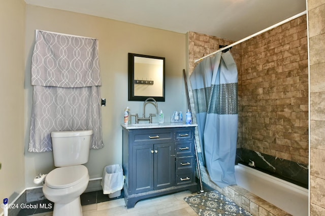 bathroom with curtained shower, vanity, and toilet