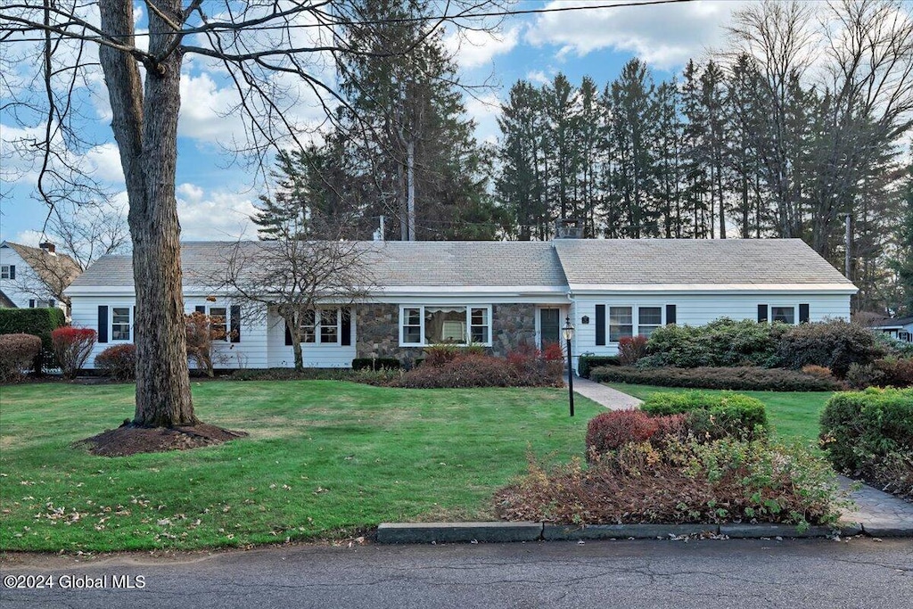 ranch-style home featuring a front lawn