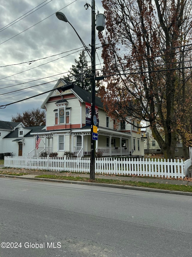 view of front of property