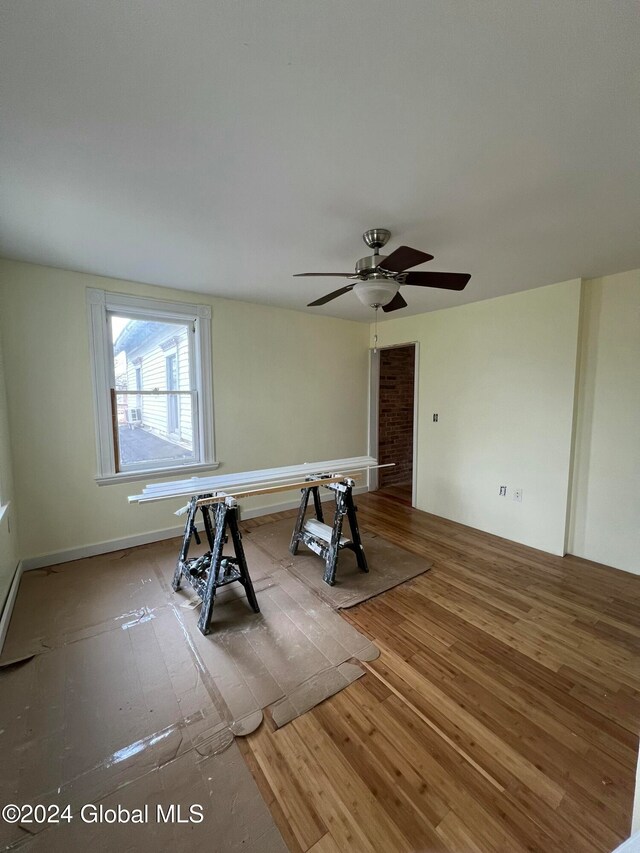 exercise room featuring hardwood / wood-style flooring and ceiling fan