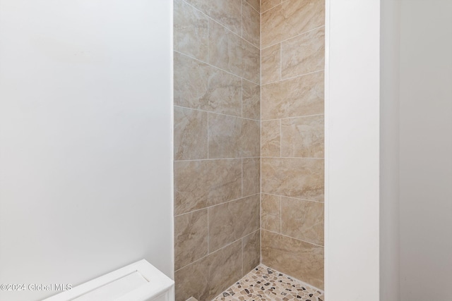 bathroom featuring a tile shower