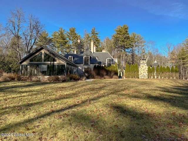 view of front of property featuring a front yard