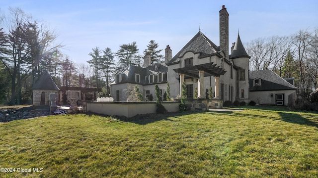 view of front of property featuring a front yard