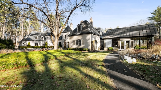 view of front of house featuring a front yard