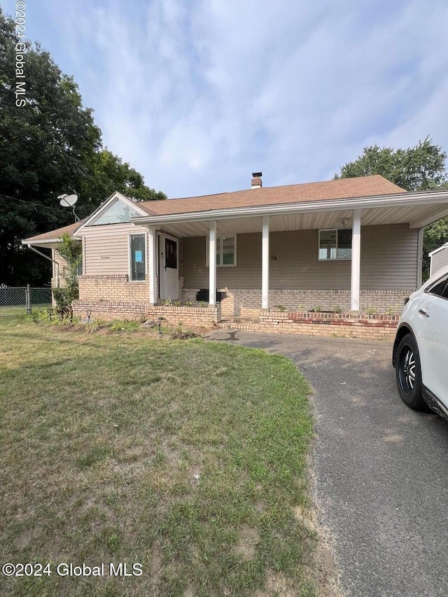 view of front of property featuring a front yard