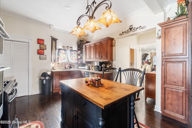 kitchen featuring butcher block countertops, crown molding, sink, dark hardwood / wood-style floors, and a kitchen island