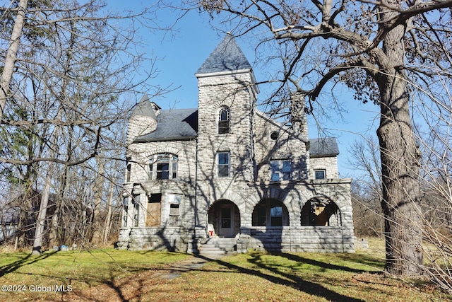 view of front of property with a front yard