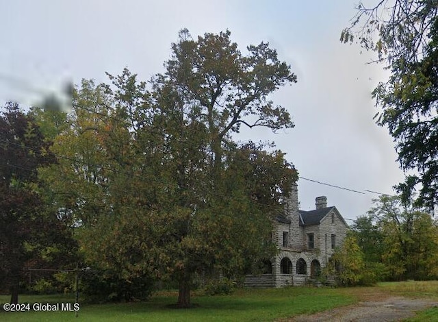 view of front facade featuring a front lawn