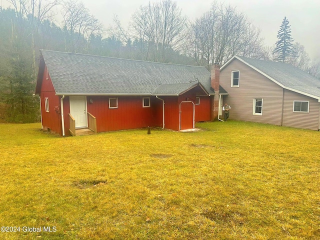 back of house featuring a lawn