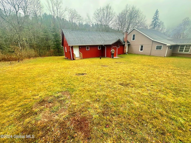 view of yard featuring an outdoor structure