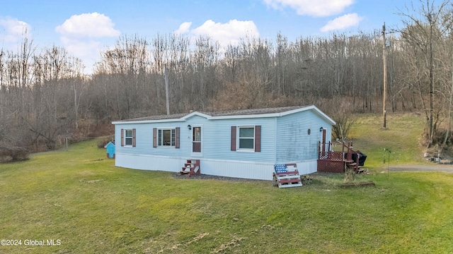 manufactured / mobile home featuring a front lawn