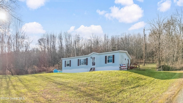 manufactured / mobile home featuring a front yard