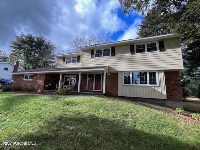 front of property featuring a front yard