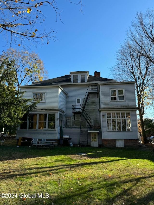 back of house featuring a yard