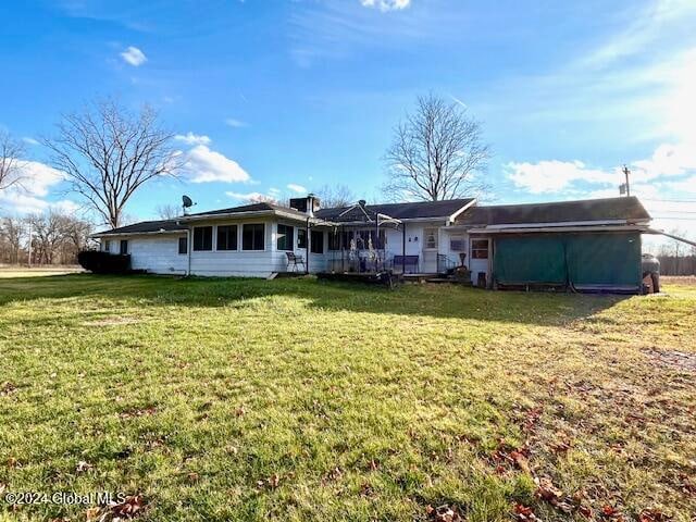 view of front of home with a front lawn