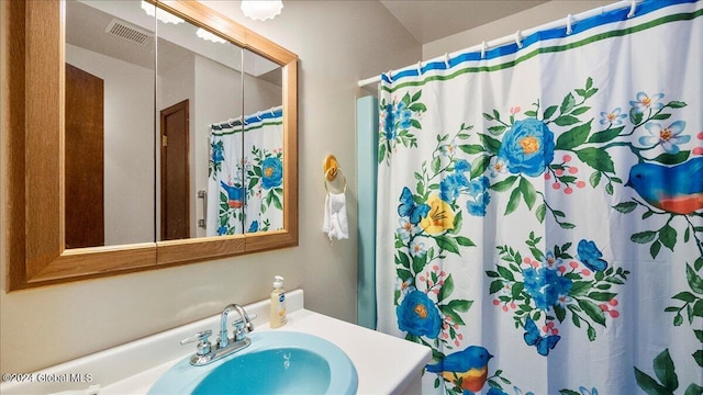 bathroom featuring a shower with curtain and sink