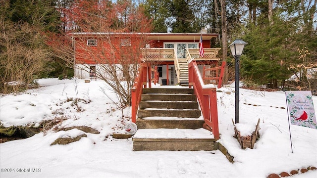 view of front of house featuring a wooden deck