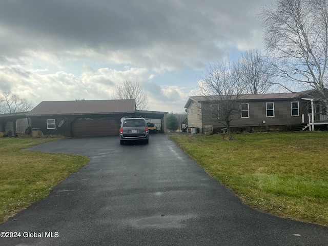 view of front of property featuring driveway and a front yard