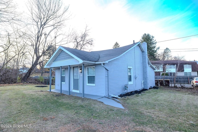 view of front facade featuring a front lawn