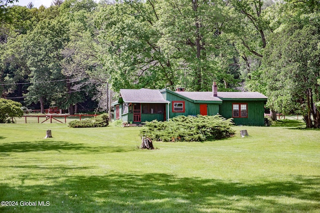 exterior space featuring a front yard