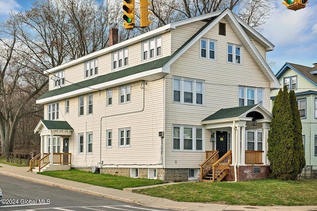 view of front facade with a front lawn