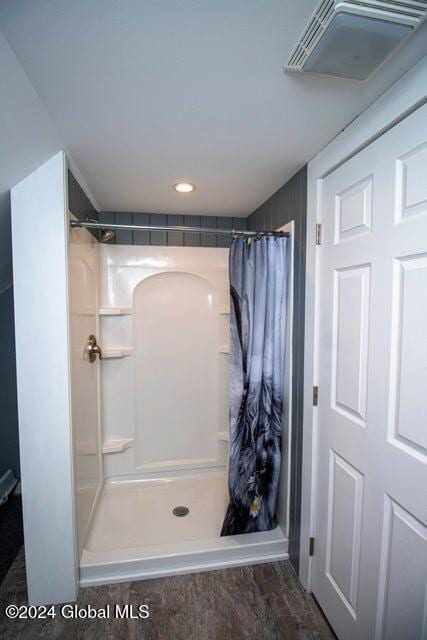 bathroom featuring curtained shower