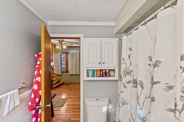 bathroom with curtained shower, crown molding, ceiling fan, and wood-type flooring