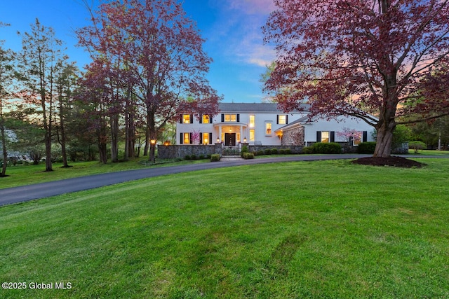 view of front facade with a lawn