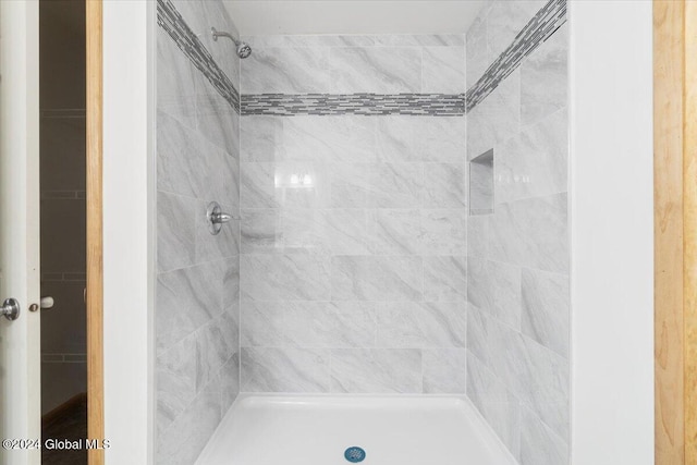 bathroom featuring a tile shower