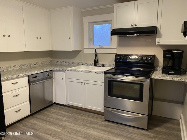 kitchen featuring stainless steel electric range, sink, crown molding, dark wood-type flooring, and white cabinets