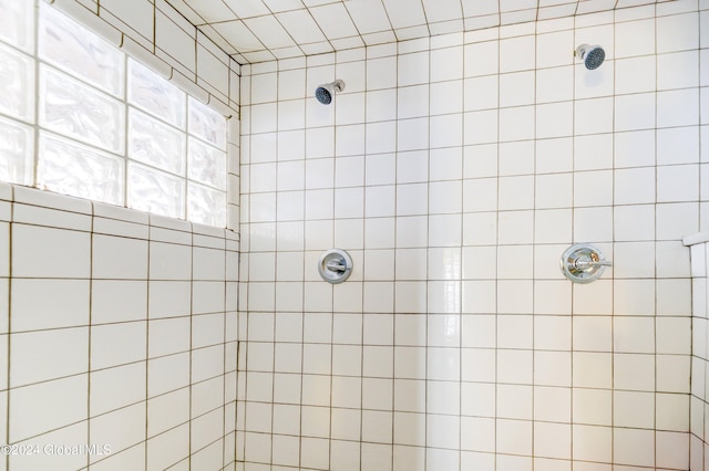 bathroom featuring tiled shower